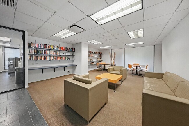 Building Photo - 2020 N Lincoln Park W