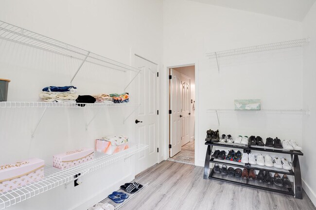 Building Photo - 6351 Lakewood Dr