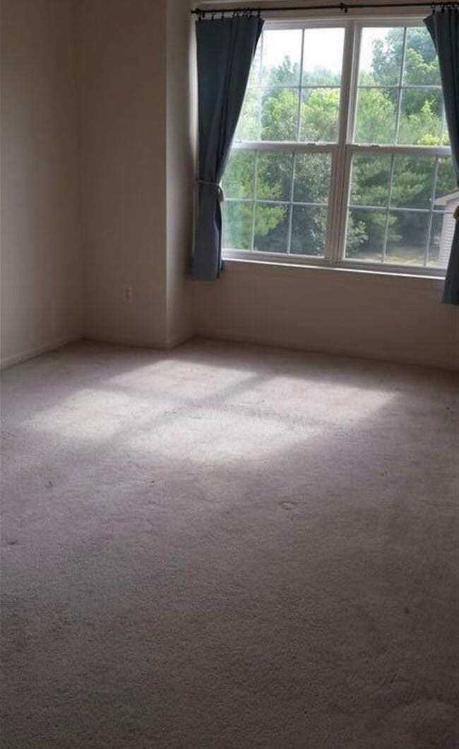 Building Photo - 2 bed 2.5 Bath