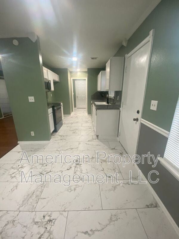 Building Photo - 6318 S Newport Ave