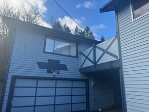 Building Photo - Lovely In-Town Shelton Home!