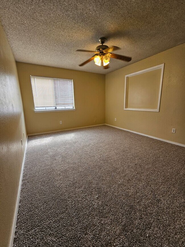 Building Photo - (3) Bed/(2) Bath West Norman Townhome Available NOW!