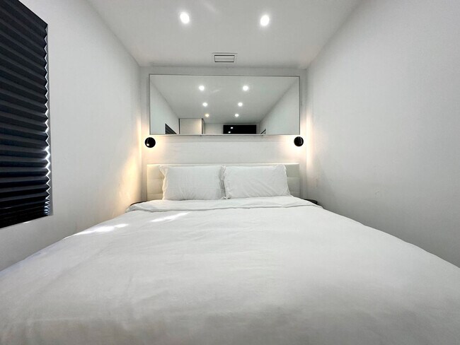 Building Photo - 5700 Saddlebrook Way