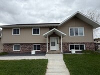 Building Photo - 5 Bed 2 Bath Single Family Home in Marshfield