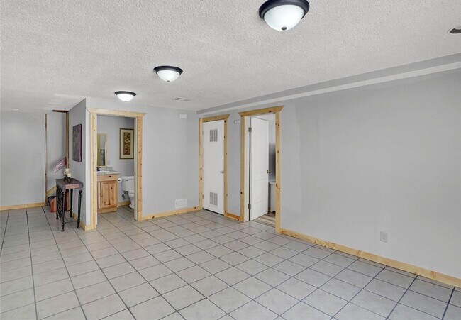 Building Photo - 4 Bed 4 Bath Home in District 20!!!