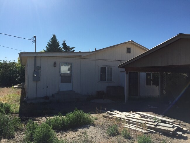 Building Photo - 2 Bedroom With Lots of Space