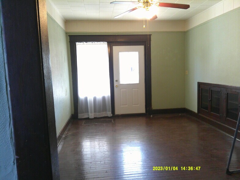 Building Photo - 802 W 1st St