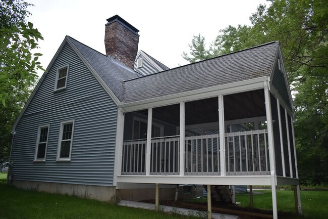 Building Photo - 25% off 1st months rent! Well maintained, 3 Bedroom single family home in lovely Westford neighbo...