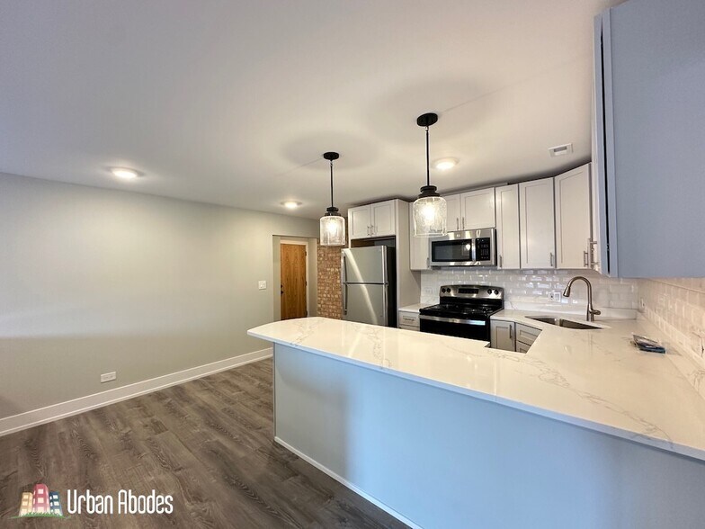 Building Photo - 1220 N La Salle Dr