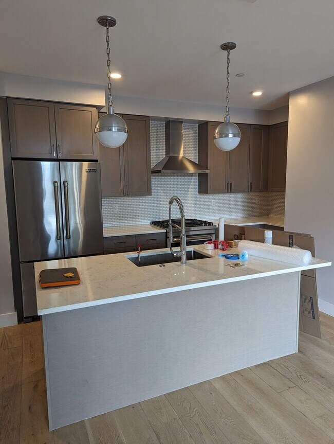 Building Photo - Brighton luxury 2 bedroom 2 bath with parking for January 1