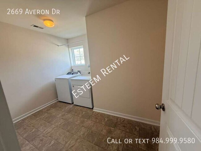 Building Photo - 2669 Averon Dr