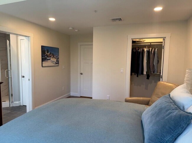 Building Photo - 293 Peverly Hill Rd