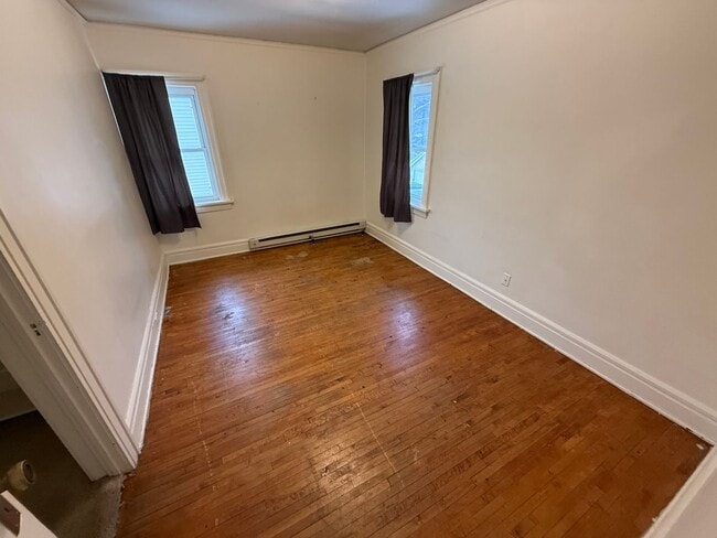 Building Photo - Duluth MN 6-Bedroom - 2-Bath - 2-Car Garage