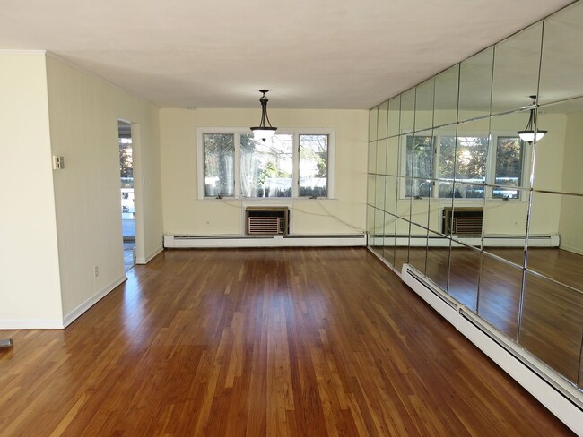 Building Photo - Large Split Level