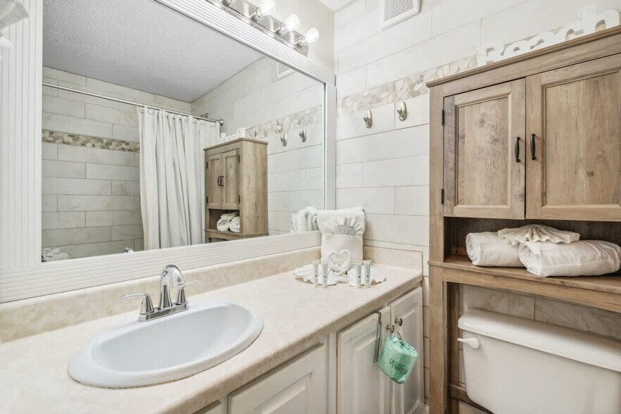 Building Photo - 8817 S Thomas Dr