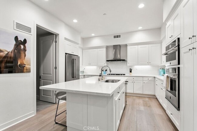 Building Photo - 3440 Doheny Way