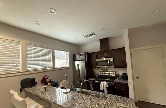 Building Photo - UF STUDENT UNIT AVAILABLE | HALF OFF FIRST MONTH + FREE INTERNET & PARKING!