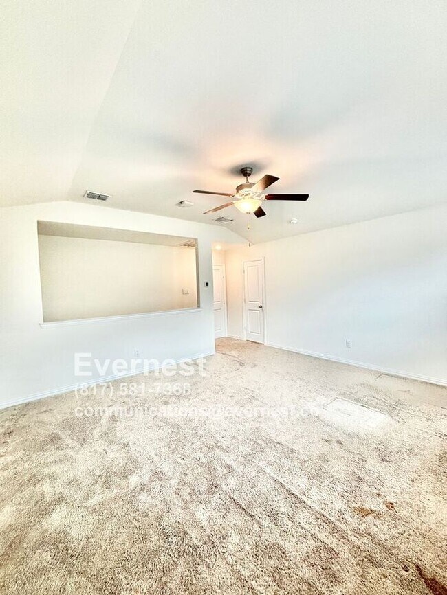 Building Photo - 4-Bedroom Home with Large Backyard and Con...