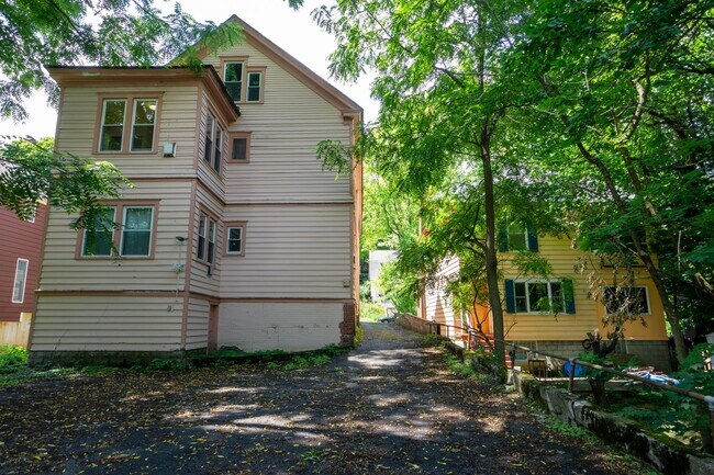Building Photo - Bright 4 Bedroom Flat With Off Street Park...