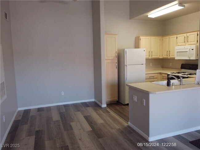 Building Photo - 855 N Stephanie St