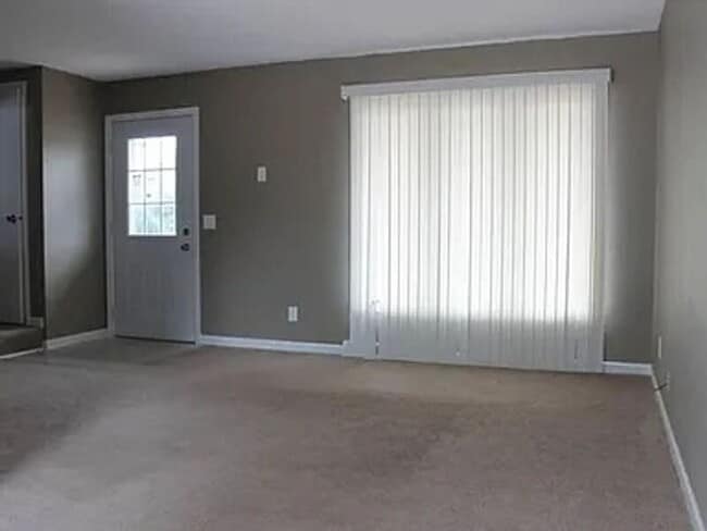 Building Photo - 721 Circle Dr