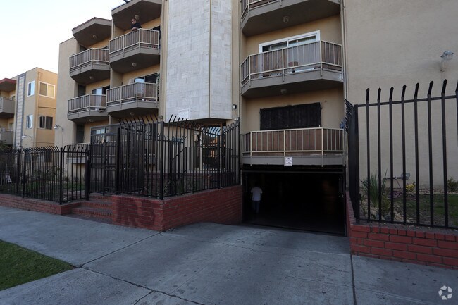 Building Photo - 3139 - 957 Menlo Ave.