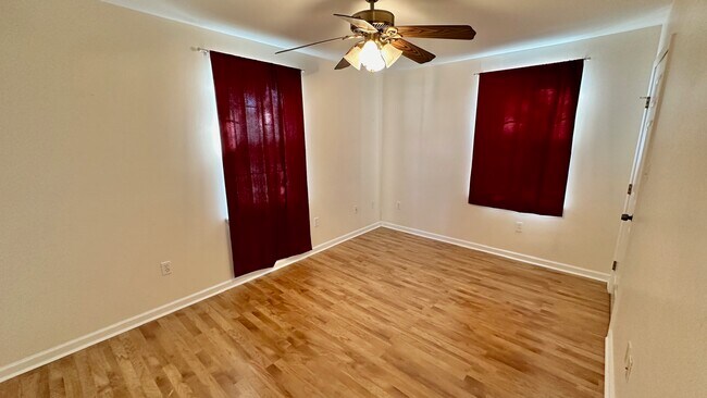 Building Photo - 413 Trist Pl