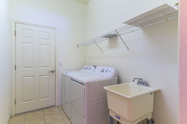 Building Photo - 4 Bed / 3 Bath Unfurnished Family Home wit...