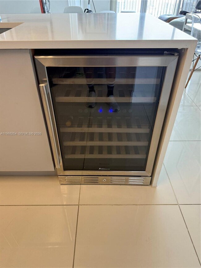 Building Photo - 1750 N Bayshore Dr