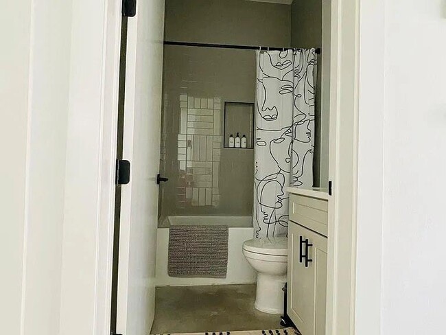 Building Photo - 910 Gullett St