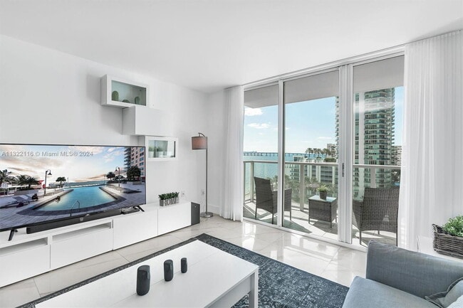 Building Photo - 1155 Brickell Bay Dr