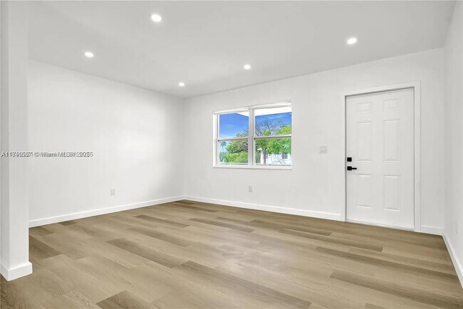 Building Photo - 439 SW 17th Terrace