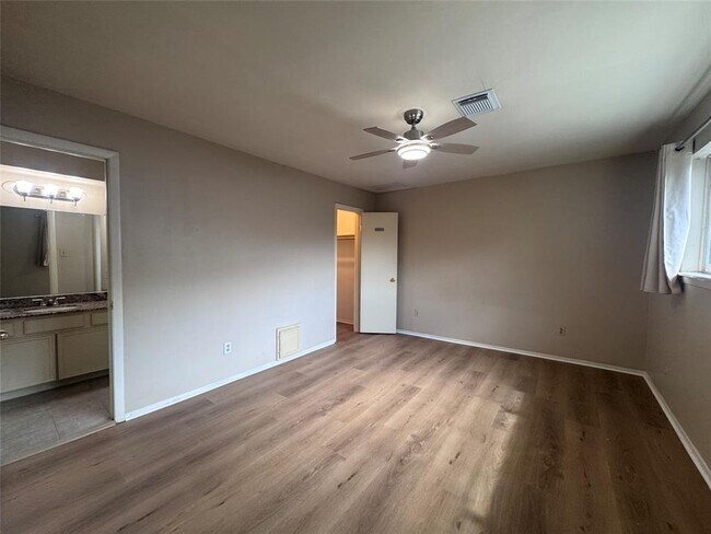 Building Photo - 10810 Sugar Hill Dr