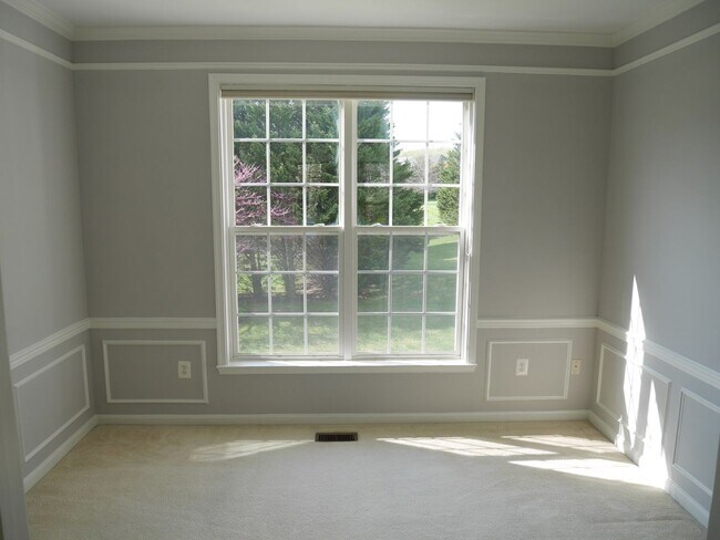 Building Photo - 5 Bedroom 2.5 Bathroom Home- Located in Fi...