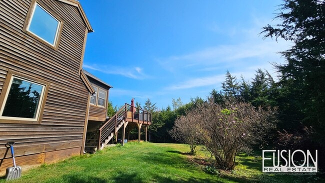 Building Photo - Contemporary 3 bed/2.5 bath on 10 Private Acres with Deeded Lake Access down the Road!