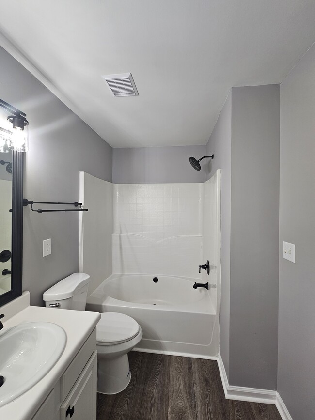 Master bath tub/ shower - 5341 Glen Canyon Rd