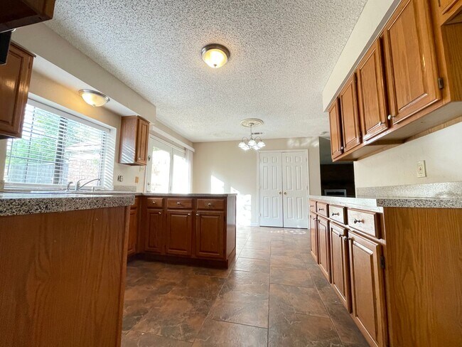 Building Photo - 4 Bed 2 Bath