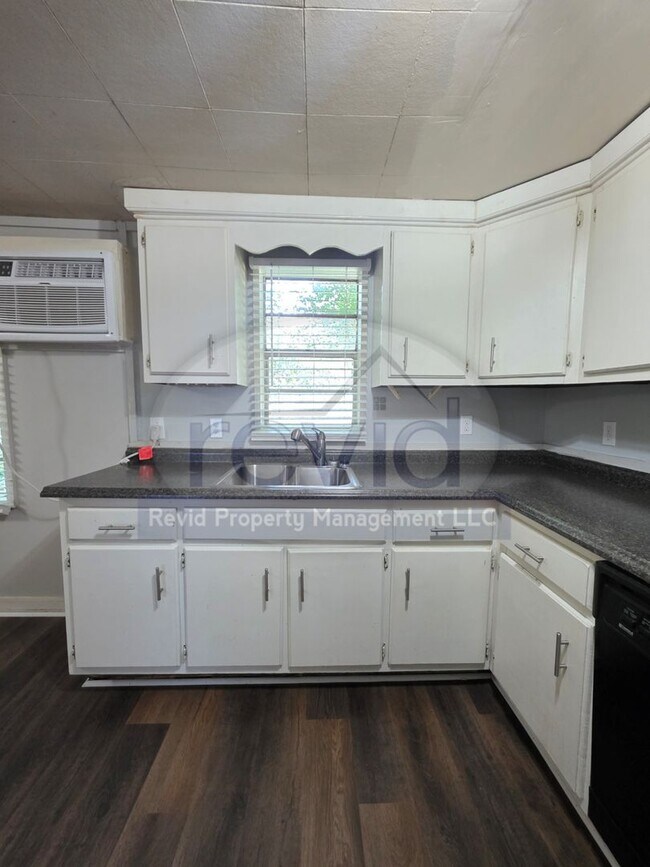 Building Photo - Great 2 Bedroom Apartment in Midtown!