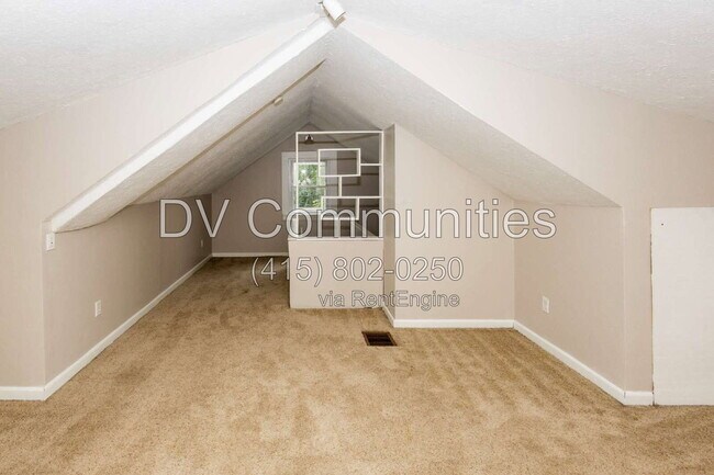 Building Photo - 9110 Rosewood Ave
