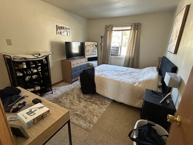 Building Photo - 1016 W 20th St