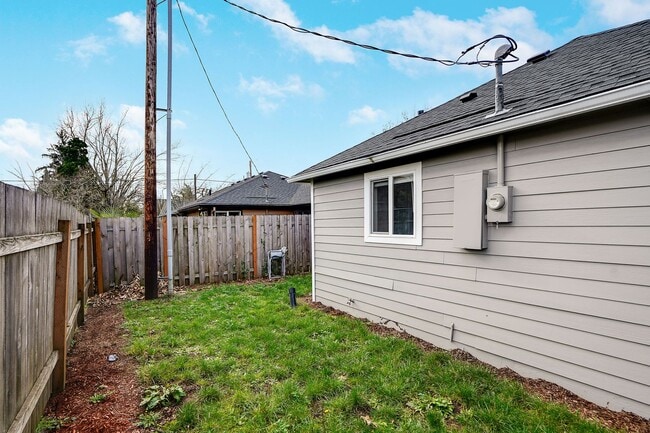 Building Photo - Cute 1 bedroom, 1 bathroom home near downt...