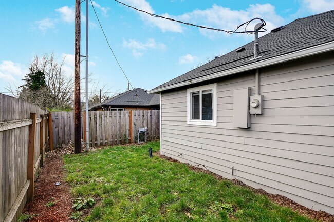 Building Photo - Cute 1 bedroom, 1 bathroom home near downtown Salem!