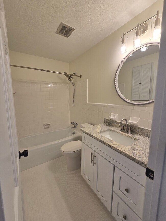 Building Photo - NEW LISTING!!!!!
