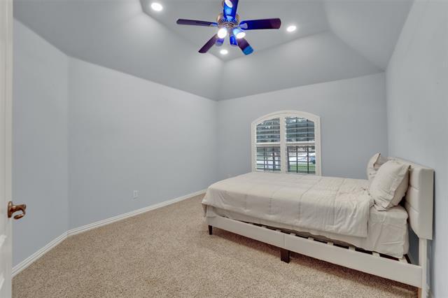 Building Photo - 2202 Southern Oaks Dr