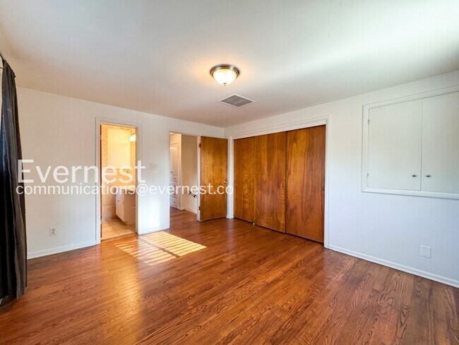 Building Photo - 4-Bed/2-Bath House Charming Home with Fenced Yard/ Available Now!