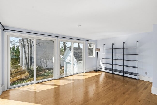 Building Photo - 198 Linden St