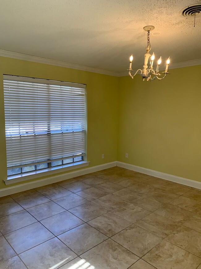 Building Photo - Metairie 3 Bedroom with Spacious Rooms and...