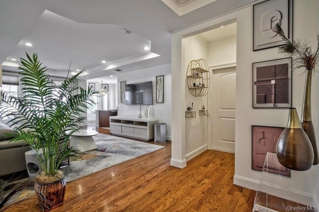 Building Photo - 323 Roosevelt Way