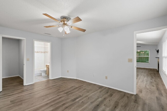 Building Photo - Condo For Rent in North Oaks!