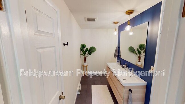 Building Photo - 2125 Belloak Dr